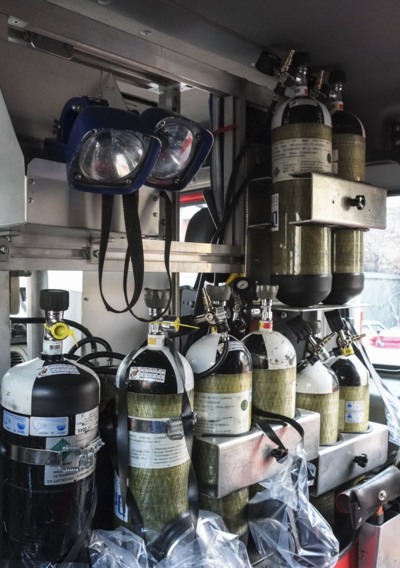 Photo montrant des bouchons pour bouteille d'ARI rangés dans un camion d'intervention de pompiers. BCR DIN fabriqué par la société S.E.I Sarl