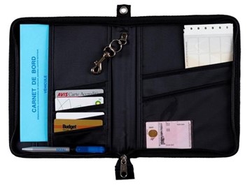 Photo d'un porte document pour véhicule. Ce produit fabriqué en France est disponible en format A4 et A5. Il est disponible en bleu ou en noir. SEI Sarl