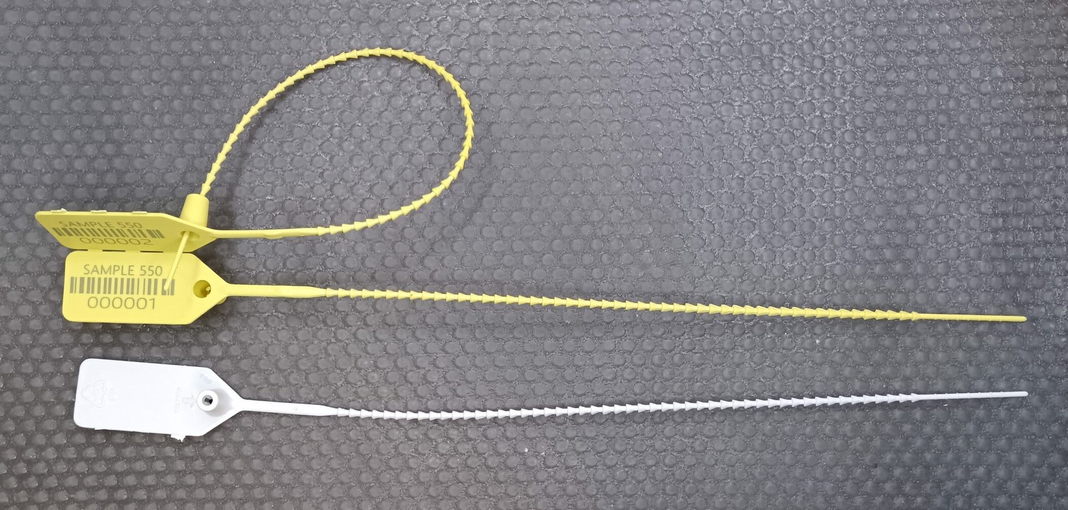 Photo montrant des scellés pour extincteurs UNI195. Ce scellé est l'un des plus grand de la gamme extincteur. sei injection