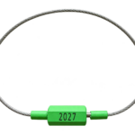 photo montrant un scellé câble UNI180 vert avec l'inscription 2027 gravée au laser - sei injection